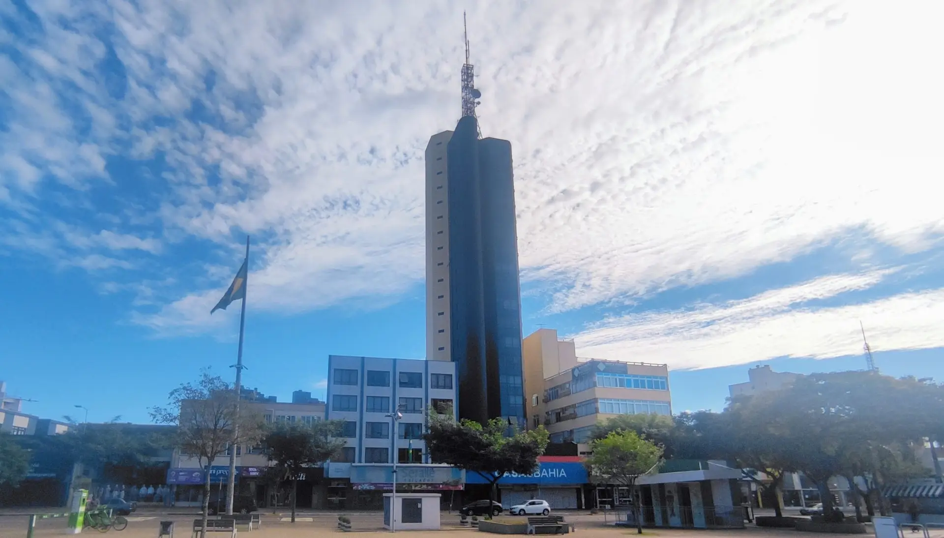 Edifício Discolândia em frente a Igreja Catedral